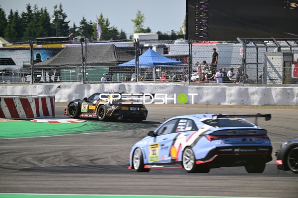 Zwei Fahrzeuge auf der Rennstrecke