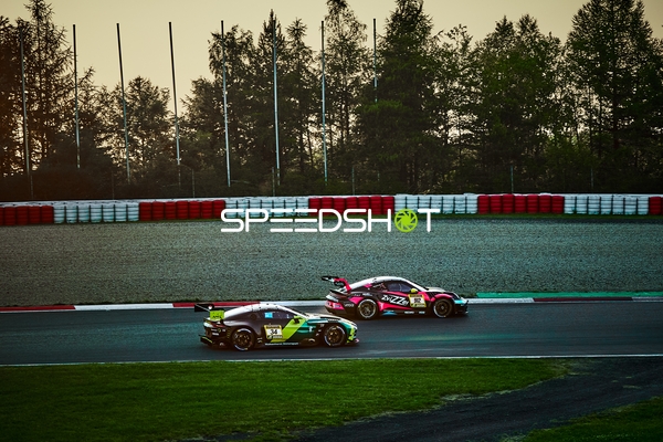 Zwei Fahrzeuge auf der Rennstrecke