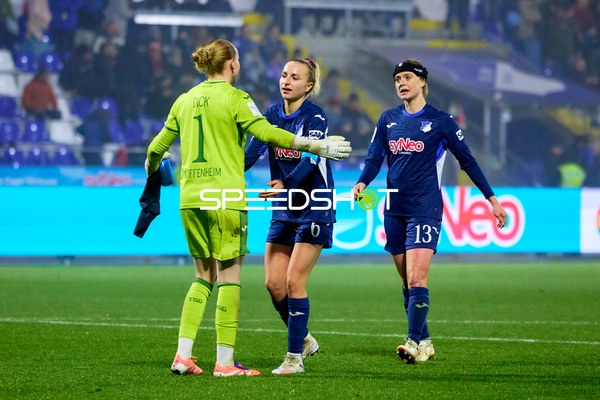 Spieler begrüßen sich