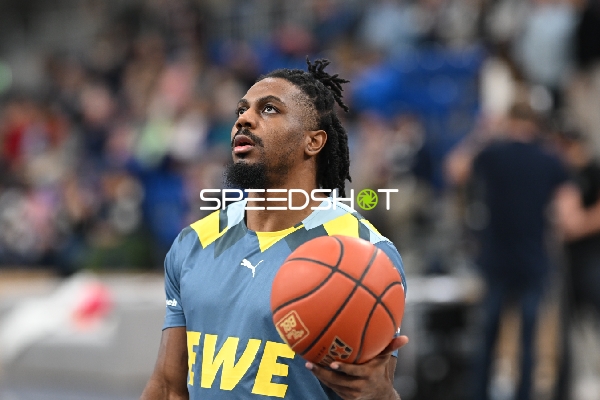 Basketball-Szene mit Christopher Clemons (3; EWE Baskets Oldenburg)