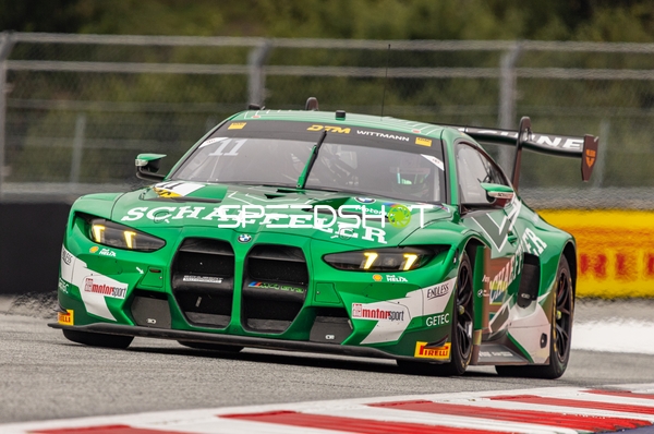 Rennfahrzeug auf der Rennstrecke