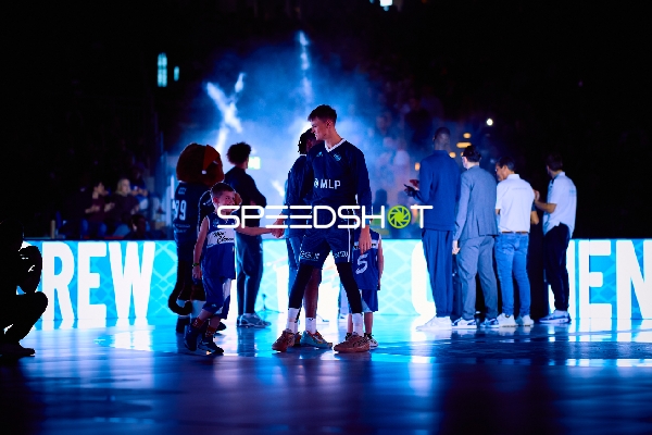 Spieler beim Einlauf vor dem Spiel