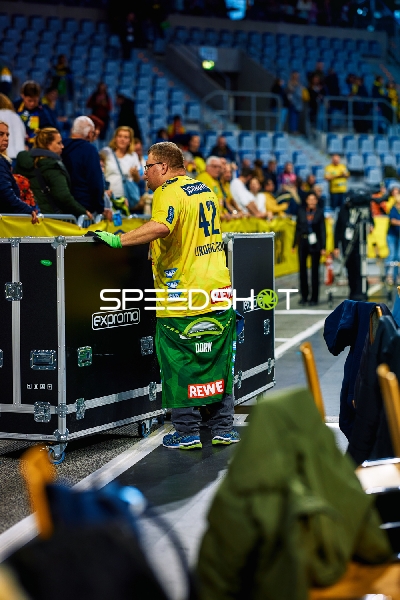 Ein Spieler von Rhein Neckar Löwen steht in der Nähe der Tribüne.