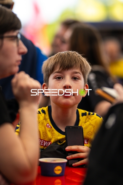 Junger Rhein Neckar Löwen Fan beobachtet das Spielgeschehen