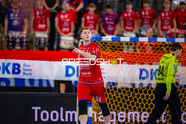 Spieler Maximilian Hejny (64;SG BBM Bietigheim) zeigt Richtung