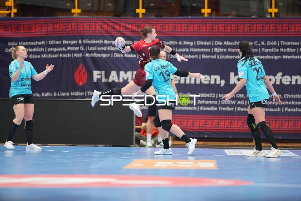 Szene mit Lotta Heider (7; Thüringer HC) und Teamkollegen