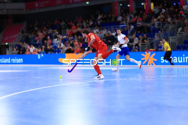 Gaëtan DYKMANS (25; Belgien) mit Ball vor František TOMS (7; Tschechien)