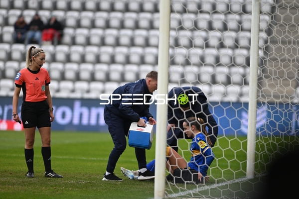 Verletzungsbehandlung im Strafraum