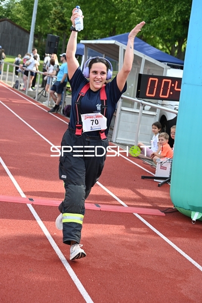 Läuferin überquert Ziellinie