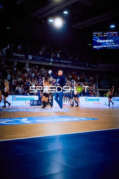 Cheerleader-Performance auf dem Spielfeld