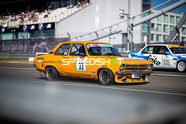 Klassisches Rennfahrzeug auf der Rennstrecke