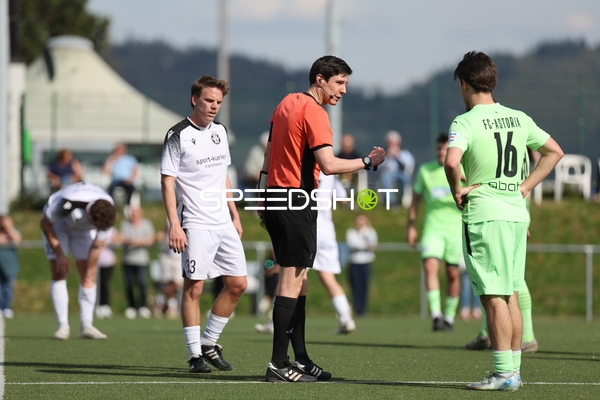 Schiedsrichterdiskussion zwischen Spielern und Offiziellen