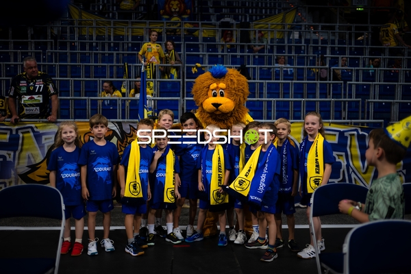 Kinder mit Dani Baijens (77; Rhein Neckar Löwen) und Maskottchen