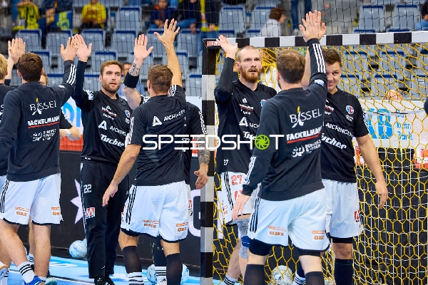 Spieler von THW Kiel geben sich vor dem Spiel High-Fives.