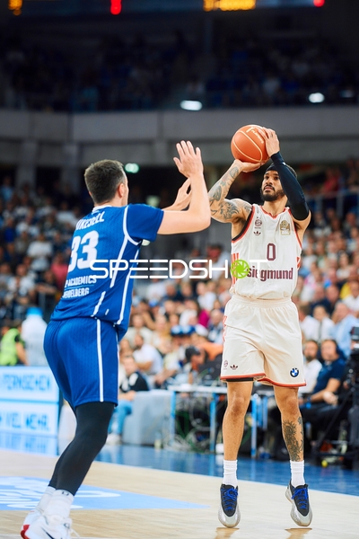 Wurfversuch von Nick Weiler-Babb (0; FC Bayern Basketball)