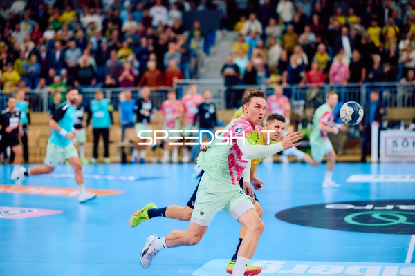 Kampf um den Ball im Mittelfeld