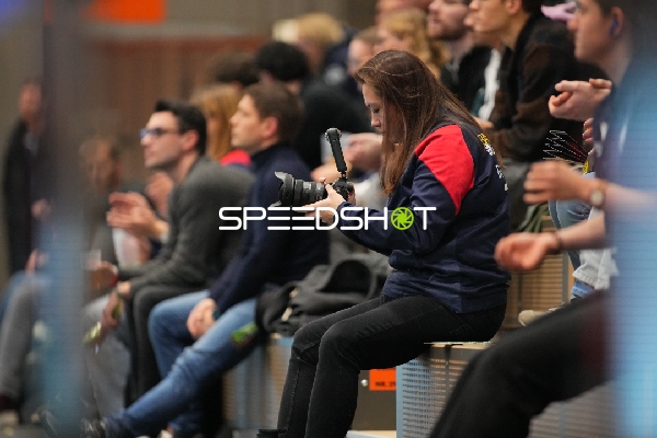 Zuschauer und Fotografin bei Volleyballspiel