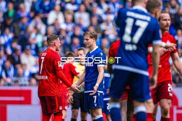 Spieler diskutieren Dženis Burnić (7, Karlsruher SC), Marlon Ritter (7, 1. FC Kaiserslautern)