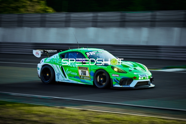 Porsche 718 Cayman GT4 RS auf der Rennstrecke