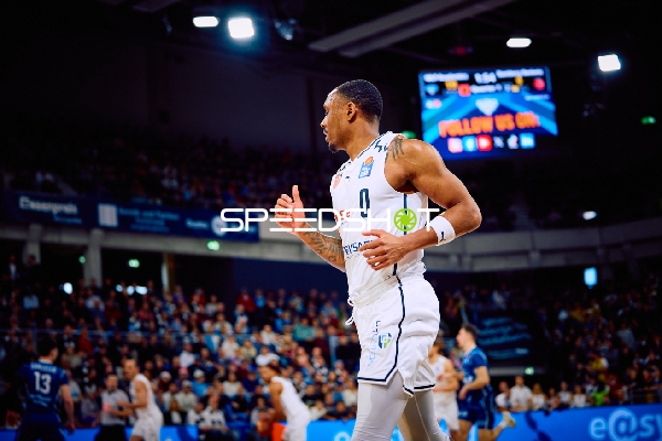 Ein Spieler von MLP Academics Heidelberg läuft während eines Basketballspiels über das Spielfeld.