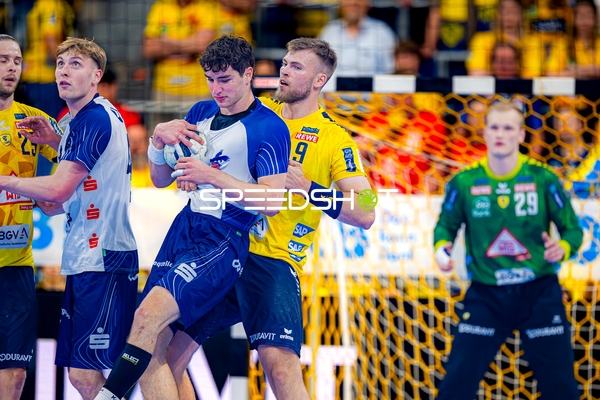 Elias Kofler (10, 1. VfL Potsdam) hält Ball gegen Steven Plucnar Jacobsen (9, Rhein Neckar Löwen)