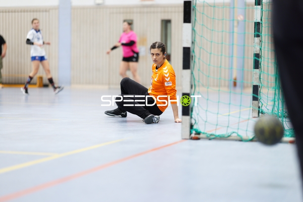 Torhüterin im Fokus nach Handballaktion