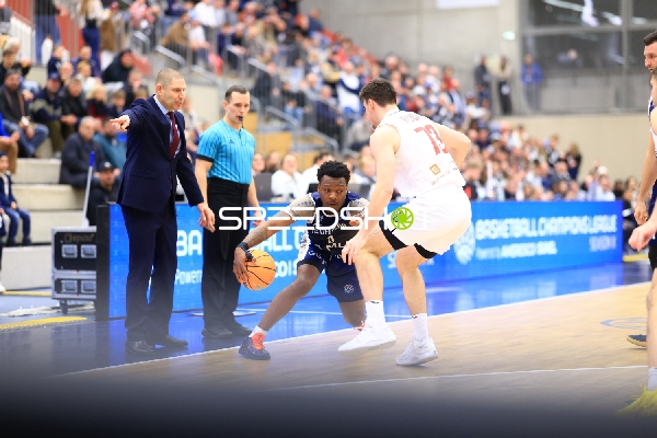 DJ Horne (0; MLP Academics Heidelberg) im Zweikampf mit Frantisek Rylich (73; Basketball Nymburg)