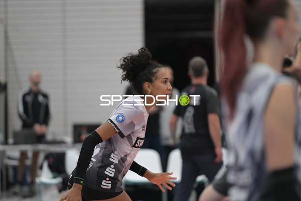 Spielszene mit Spielerin von Schwarz-Weiß Erfurt