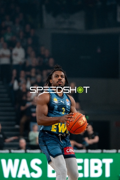 Christopher Clemons (3; EWE Baskets Oldenburg) mit Ball