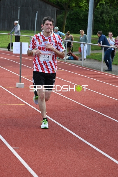 Läufer mit Startnummer 234 auf der Bahn