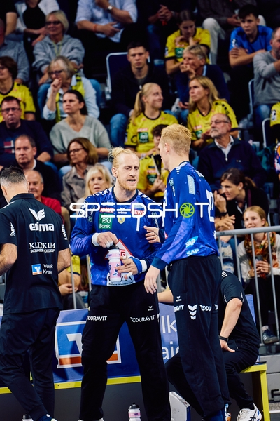 Spielbesprechung während einer Auswechslung