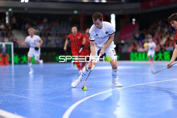 Luca Großmann (19; Deutschland) mit Ballkontrolle