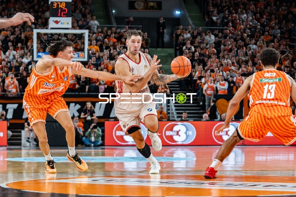 Stefan Jovic (16; FC Bayern Basketball) und Alec Anigbata (7; Ratiopharm Ulm) in Aktion