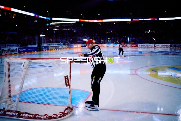 Schiedsrichter inspiziert Tor