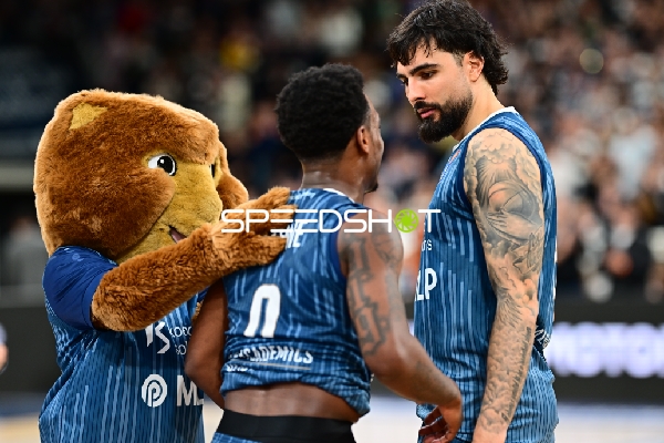 Marcel Keßen (15; MLP Academics Heidelberg) und Maskottchen in Aktion