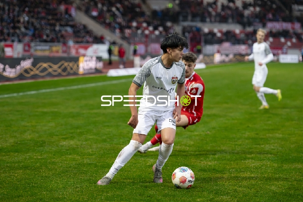 Spieler mit Ball in Aktion