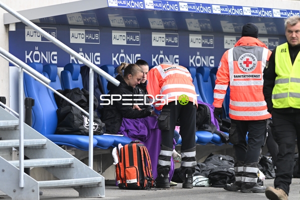 Sanitätsdienst versorgt Spielerinnen