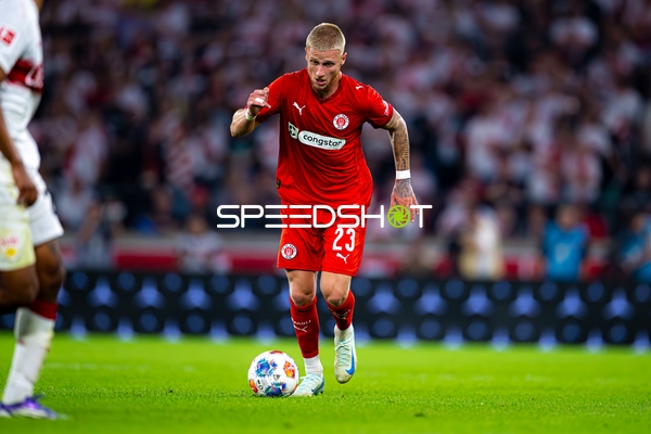 Louis Oppie (23; FC St. Pauli) am Ball