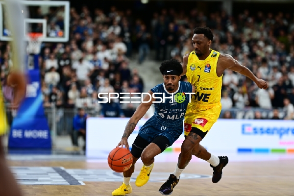 Dakarai Tucker (7; EWE Baskets Oldenburg) und Michael Weathers (20; MLP Academics Heidelberg) in Aktion