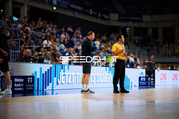 Trainer an der Seitenlinie