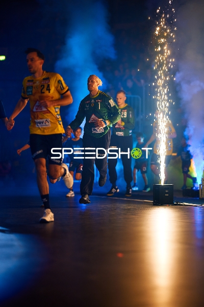 Spieler laufen während der Teamvorstellung in die Halle ein