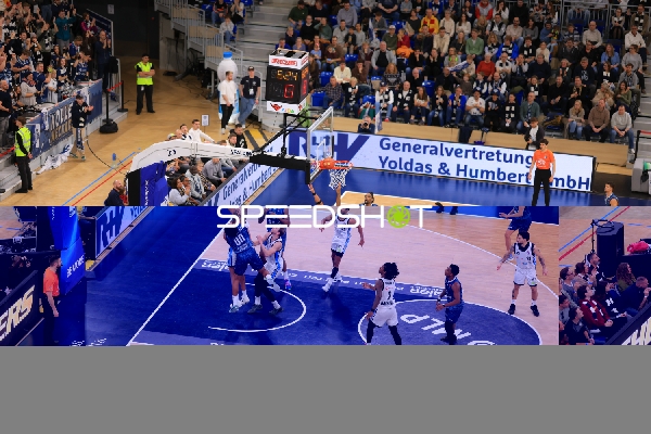 Weitwinkel-Aufnahme der Arena mit Publikum