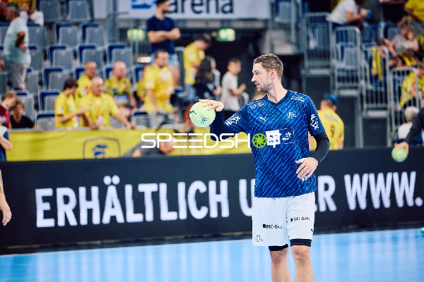 Ein Spieler bereitet sich darauf vor, den Ball zu spielen.