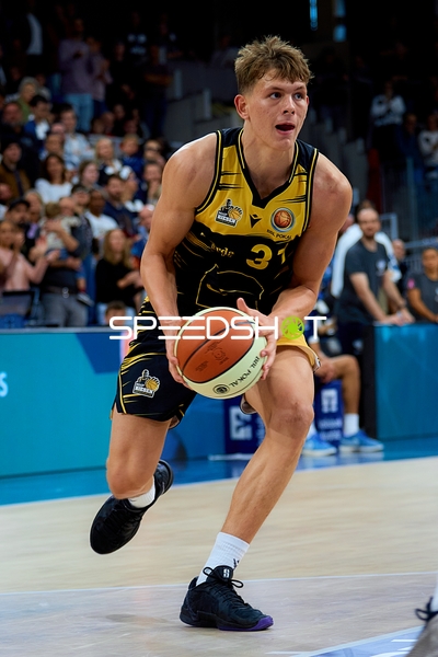 Julis Baumer (37; MHP Riesen Ludwigsburg) mit Ball
