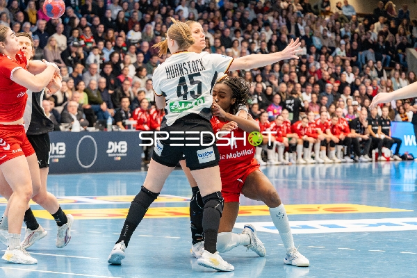 Clairebel Coker (11; Schweiz) im Zweikampf mit Jolina Huhnstock (45; Deutschland)