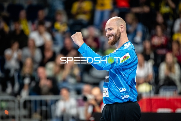 Mike Jensen (20; Rhein Neckar Löwen) jubelt nach Tor