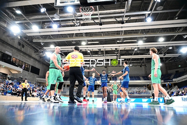 Sprungball mit Maik Zirbes (33; Gladiators Trier) und Niklas Würzner (2; MLP)