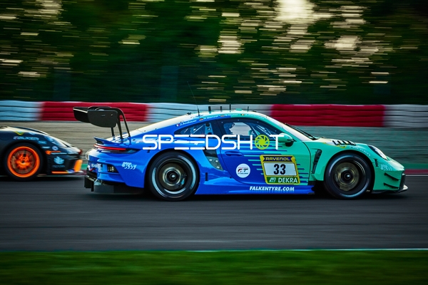 Rennfahrzeug auf der Rennstrecke