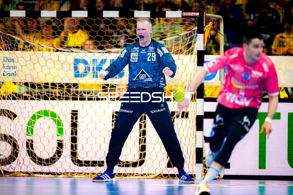 Torwart jubelt nach Treffer