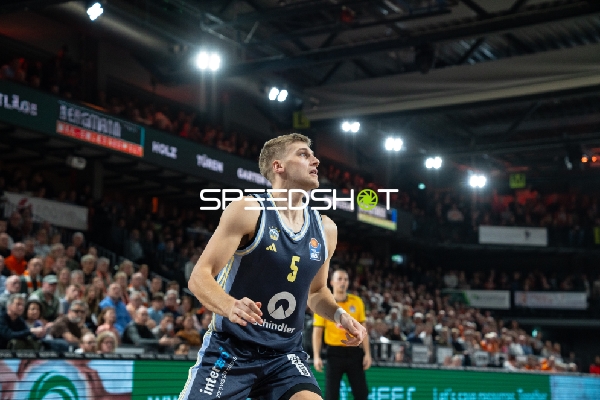 Sam Griesel (5; Alba Berlin) in Aktion